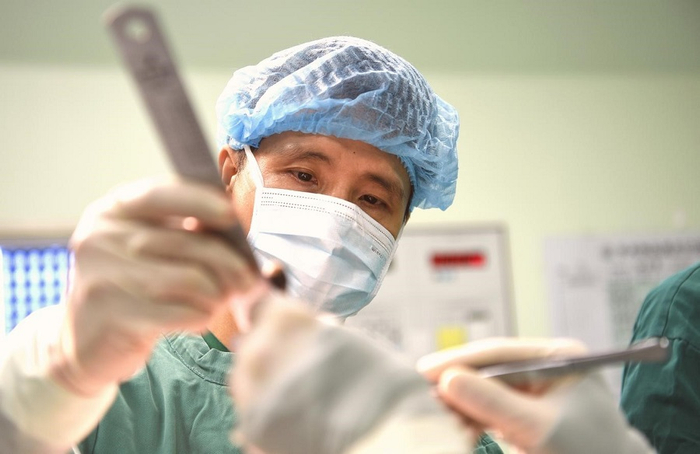 专家正为患者手术（央广网发 曾理摄）
