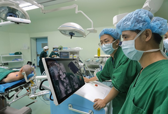 术前录入相关数据制定规划（央广网发 曾理摄）