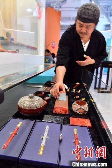 图为黄守堃工作室展示的其跨界创作的漆艺文创产品。　张斌 摄