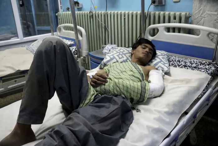 ▲当地时间2021年8月26日，阿富汗喀布尔，喀布尔国际机场外当天发生爆炸，造成多人死伤。图为伤者在医院接受治疗。 图/IC photo