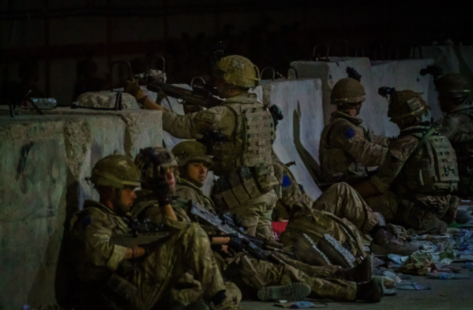 在机场维持秩序的英国士兵抵达爆炸现场。图源/IC Photo