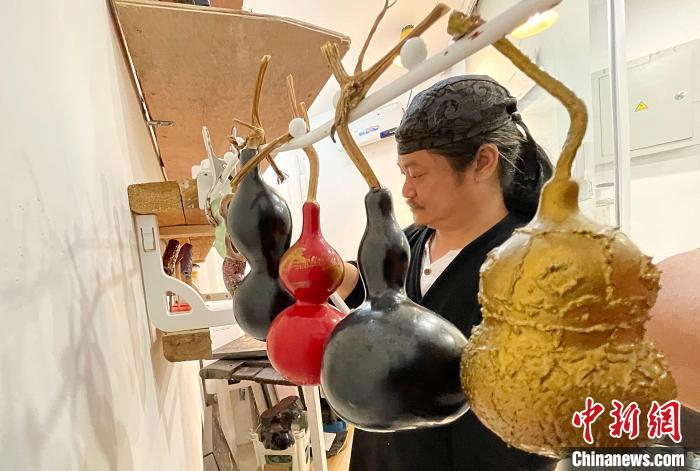 图为黄守堃在电脑控温的荫房查看正在荫干的漆艺作品。　张斌 摄