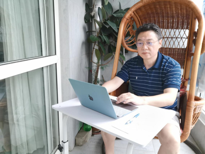 北大口腔医院唇腭裂专家朱洪平大夫在比赛中