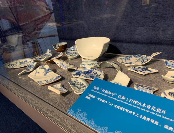 　　“哥德堡号”沉船上打捞出水青花瓷片（央广网发 上历博供图）