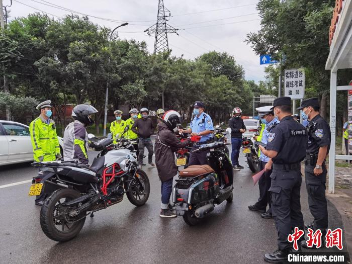 北京门头沟分局交通支队在多条道路开展摩托车违法行为检查。　北京门头沟分局交通支队供图