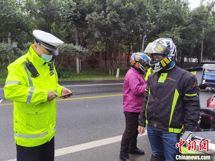 北京门头沟分局交通支队在多条道路开展摩托车违法行为检查。　北京门头沟分局交通支队供图