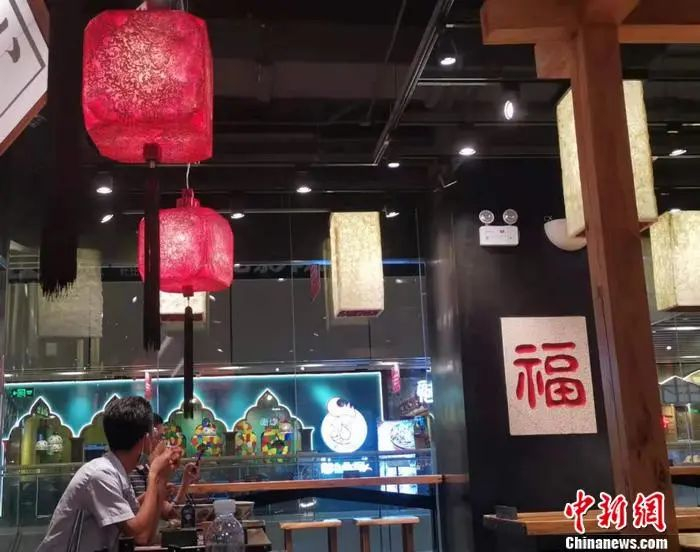 图为和府捞面店内装潢。中新网记者 谢艺观 摄