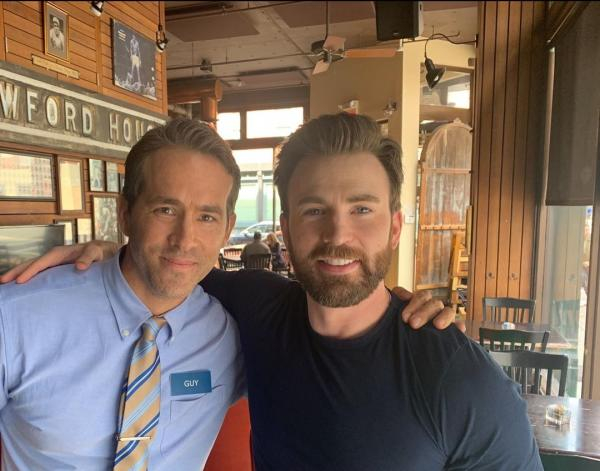 瑞安·雷诺兹与克里斯·埃文斯在《失控玩家》片场