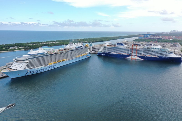 停泊在港口待发的海洋奥德赛号