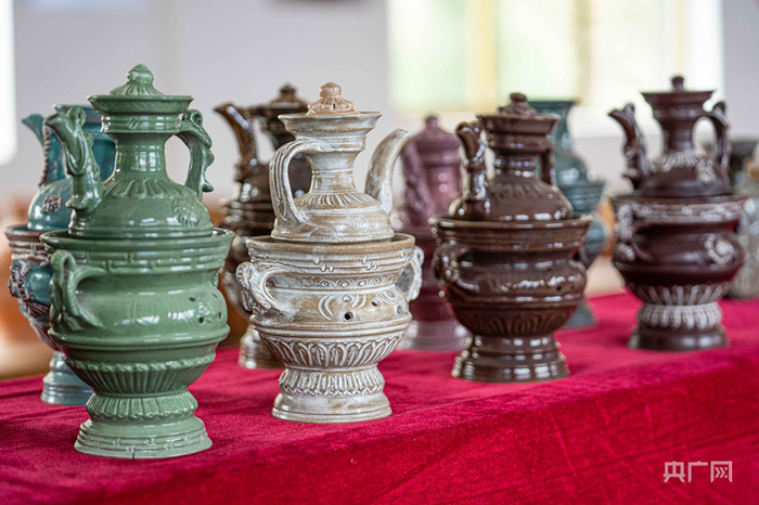 村里人制作的塔巴陶瓷（总台记者 李旭 摄）