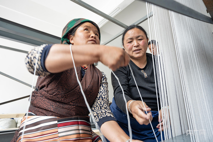 村里的妇女正在进行编织技艺培训（总台记者 李旭 摄）