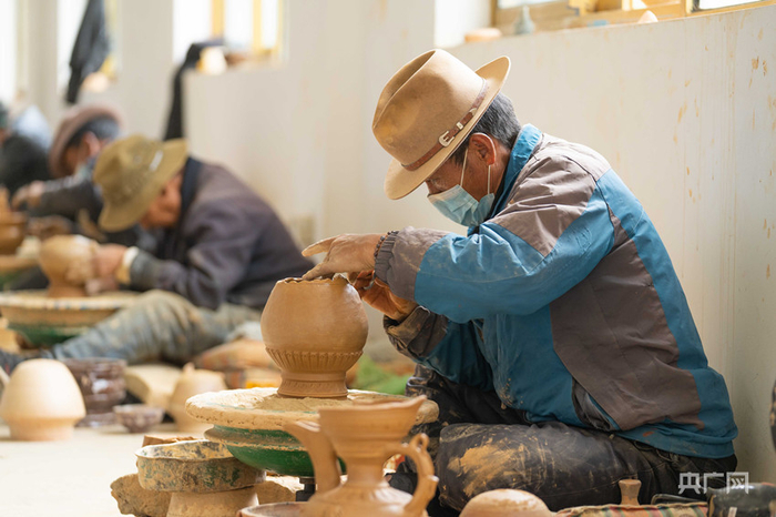 塔巴村村民在制陶（总台记者 李旭 摄）