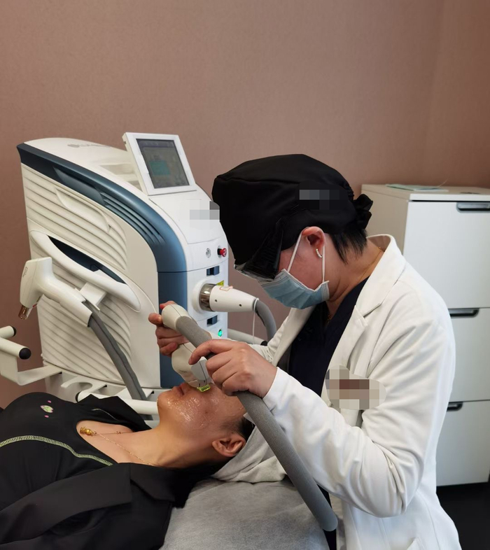 一位求美者正在做光子嫩肤治疗。受访者供图