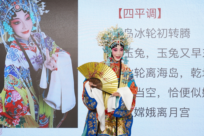 演员现场表演的《贵妃醉酒》