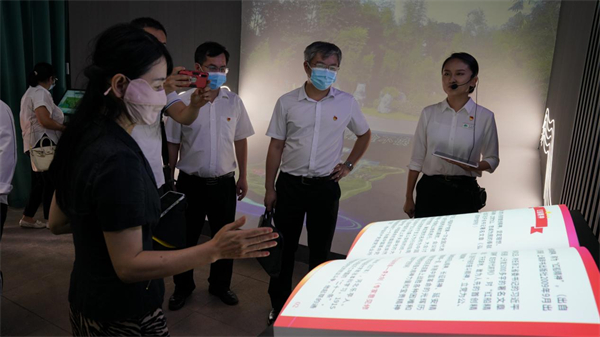 工作人员在引导游客翻阅“中国共产党人精神谱系”电子书 （央广网发 何俊儒摄）