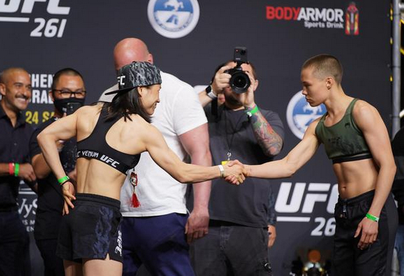 图说：张伟丽与罗斯握手 资料图