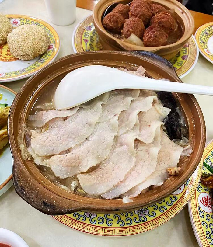 极品酸菜白肉，价格180元。图：烤肉丸儿