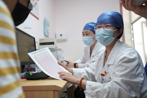 图说：赵诸慧面诊  王炬亮 摄