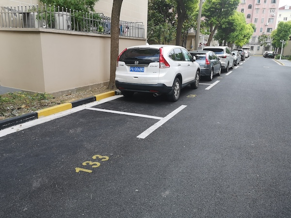 图说：小区“美丽家园”改造完成后，新增不少停车位