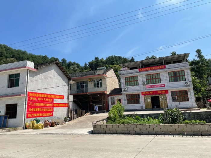 　▲8月20日，谌利军老家的房子外挂上了庆祝他夺冠的横幅。新京报记者 李桂 摄