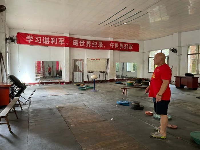 　▲8月19日，启蒙教练蒋益龙在益阳少儿体校内。新京报记者 李桂 摄