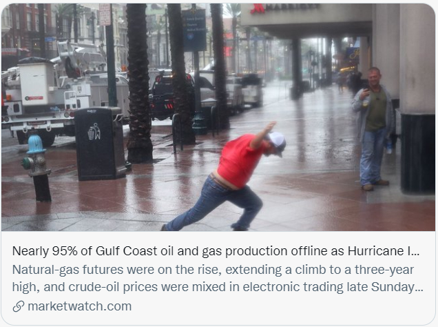 随着飓风“艾达”侵袭，墨西哥湾近95%石油和天然气生产中止。/社交媒体截图