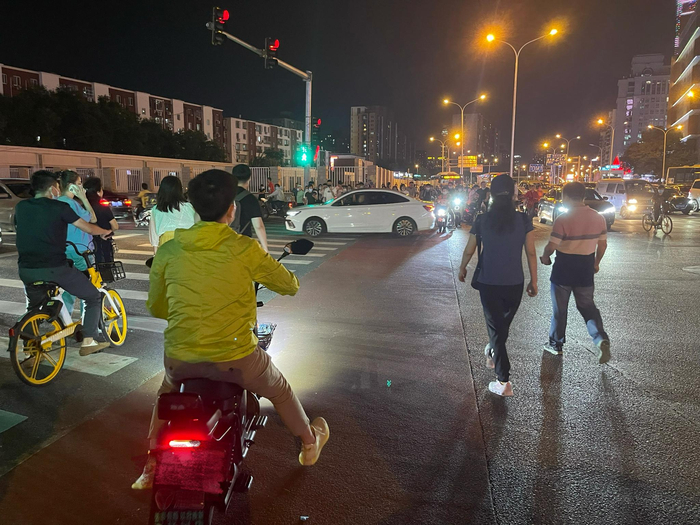 部分骑车人未戴头盔