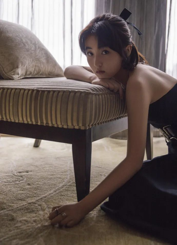 张子枫出席和吴磊主演的电影《盛夏未来》首映礼的造型,身穿迪丽热巴