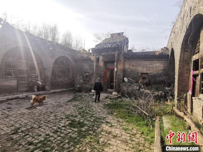 山西省交口县西庄村，70岁的吴守礼守护吴氏民居明清古建筑院落20年。　高瑞峰 摄
