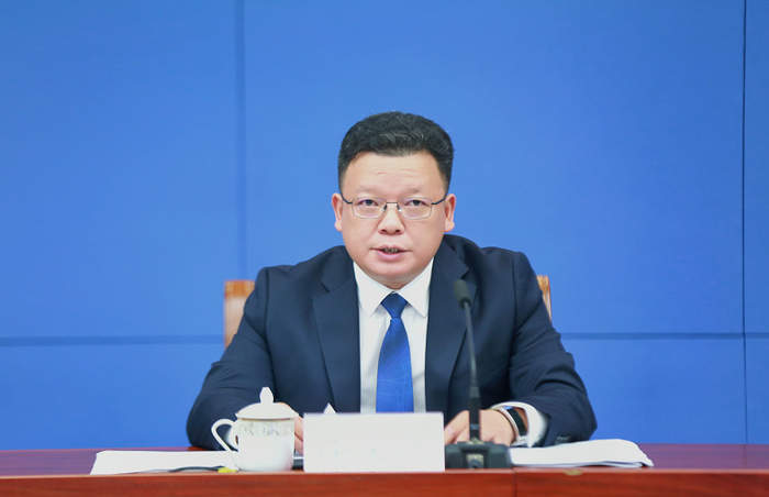 徐永德介绍有关情况 刘岱松 摄