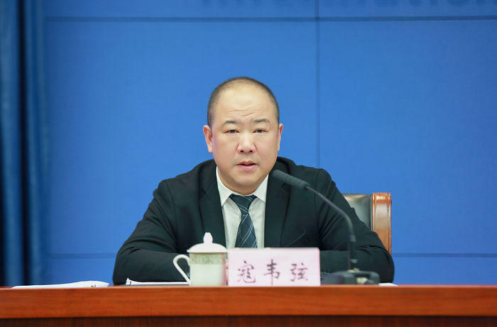 寇韦弦回答记者提问 刘岱松 摄