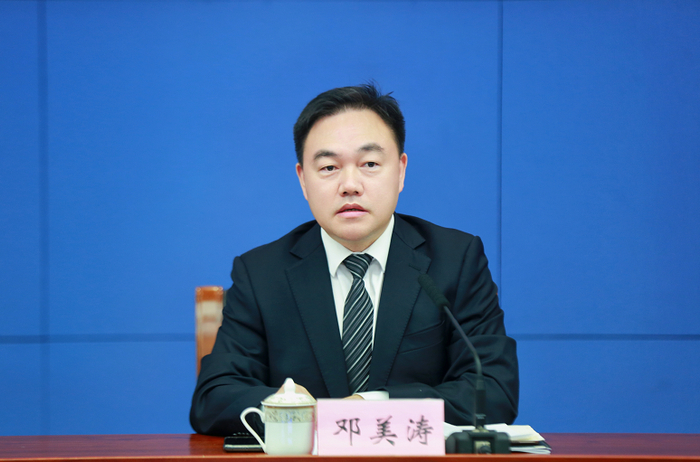 邓美涛回答记者提问 刘岱松 摄