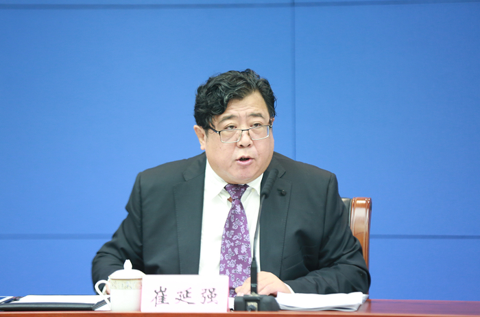 崔延强回答记者提问 刘岱松 摄