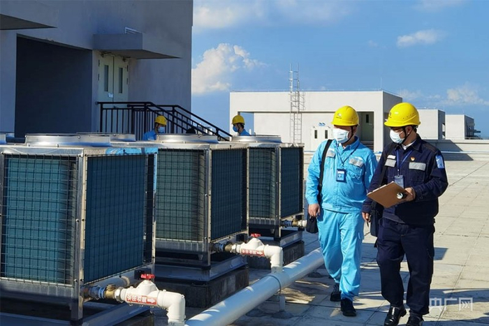 南方电网广东东莞南区供电局工作人员到企业检查电能替代项目设备组件运行情况。（央广网发 通讯员李洪堆摄）