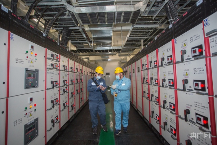 南方电网广东东莞南区供电局为企业开展配电设备用电检查。（央广网发 通讯员杜丽娜摄）