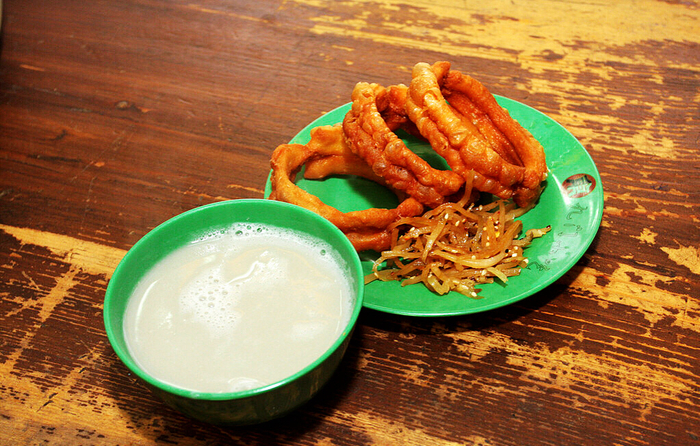 豆汁儿三件套：豆汁儿、焦圈和咸菜丝儿