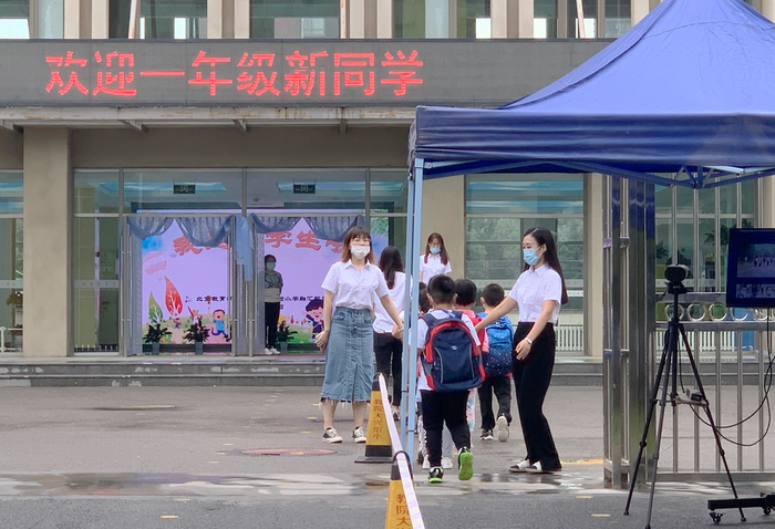 ▲8月31日，北京教育学院附属大兴实验小学融汇校区，一年级新生在老师的引导下，参加上午的返校活动。新京报记者 尹亚飞 摄