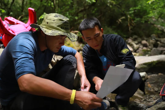 刘勇与队员在分析研判穿越路线。刘勇 供图