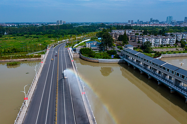 2021年8月26日，江苏省扬州市江都区，雾炮车正在消杀。