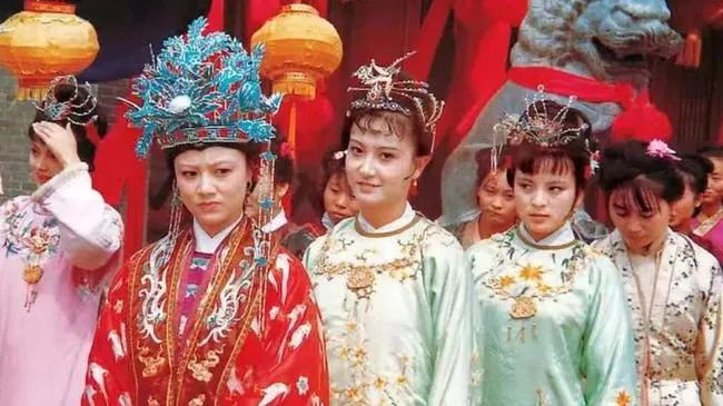 图为迎春（中间）佩戴“攒珠累丝金凤”