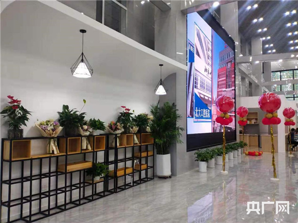 鲜花礼品店（央广网发 张冠华 摄）
