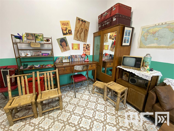 复古、怀旧是新华照相院（三街两巷店）主打主题 （央广网发 记者高宇峰摄）