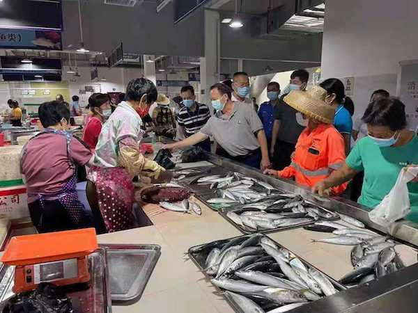 省市场监管局督导小组深入农贸市场开展禁塑执法督导调研 央广网发 海南省市场监管局 供图