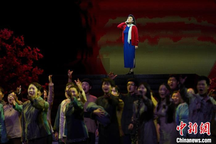 第五代“江姐”王莉用百场演出诠释民族歌剧《江姐》的传承创新|红岩|红梅赞|歌唱家|舞台|剧组_新浪新闻