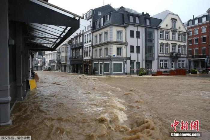 资料图：当地时间7月14日，比利时Spa，市中心遭遇洪水侵袭，街道被淹变河道。