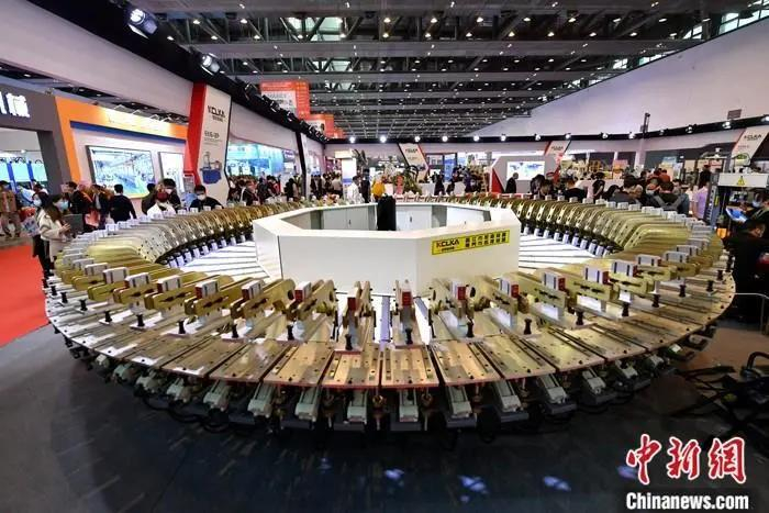 资料图：福建一展会上展示的巨型制鞋机械设备。中新社记者 吕明 摄