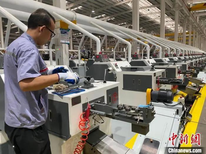 资料图：深圳一公司工人正在车间工作。胡高雷 摄