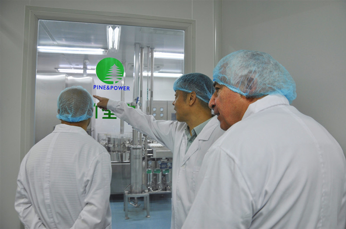 美国国家工程院院士、美国生物材料学会前任主席Arthur Coury到上海松力考察交流（央广网发受访者供图）