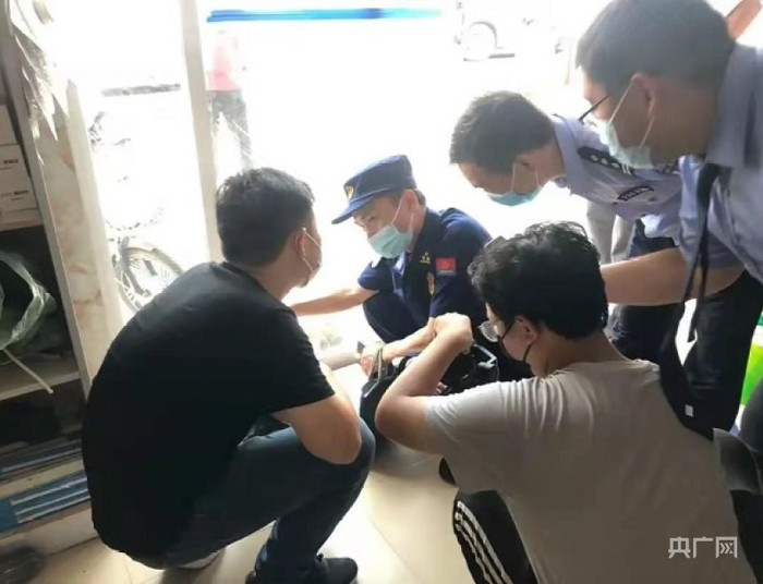罡杨镇司法所工作人员正在对经营场所进行消防安全大检查（央广网发 曲映儒摄）