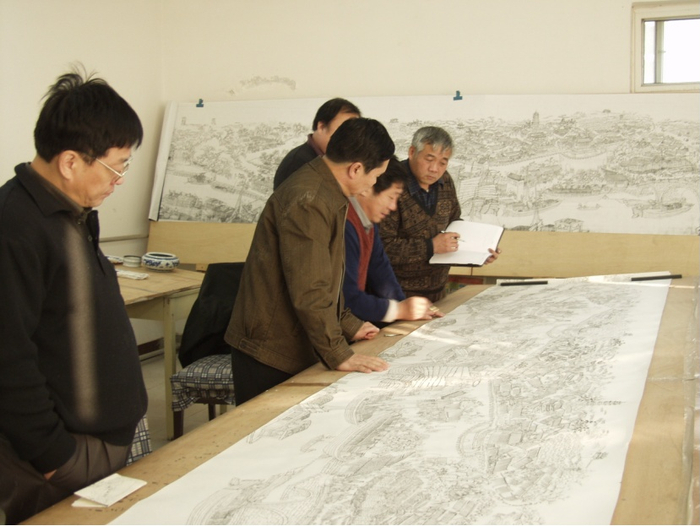 （《古运回望图》创作组画家在研讨长卷细节）